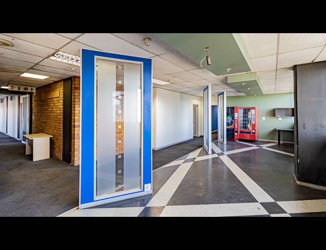 1,100M² OFFICE TO LET IN FERNDALE